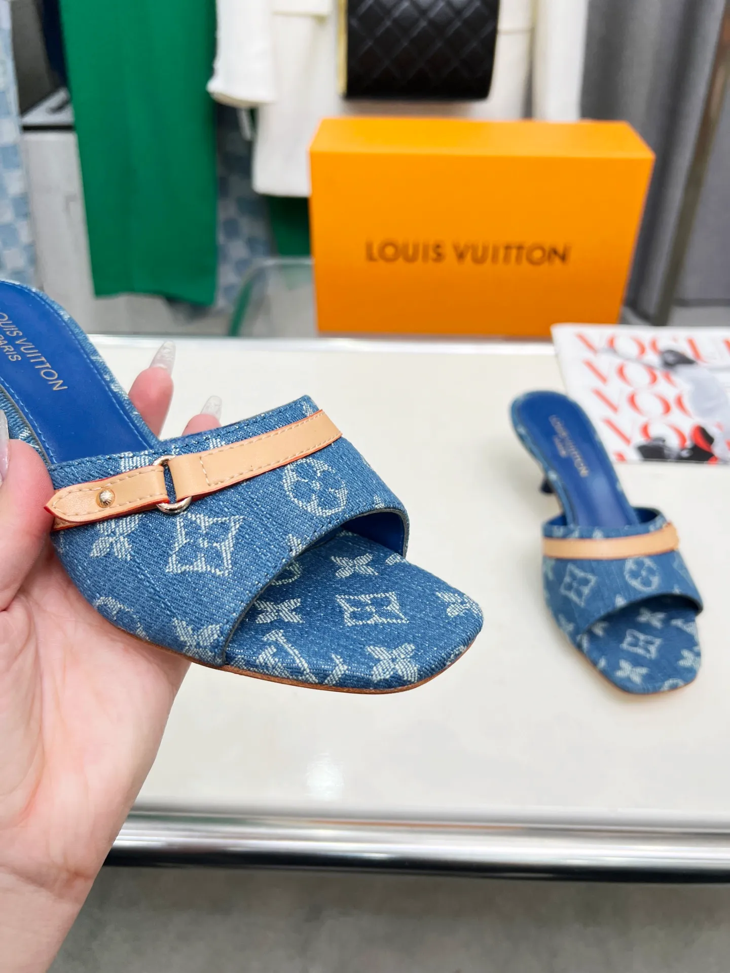 Factory direct sales👟👟Ex-factory price 440👟👟 LV new denim denim kitten heel slippers 2025 summer must-have for goddesses, original replica, super comfortable on the feet. Show off the queen's temperament, the heel height is 5.5CM, which shows your temperament without being tiring. Standard code: 35-42 (41 and 42 codes are customized, non-returnable and non-exchangeable)